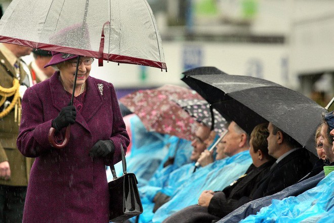 Tỉ mỉ như nữ hoàng Anh: đến chiếc ô nhỏ cũng phải ăn rơ với cả bộ trang phục - Ảnh 3.
