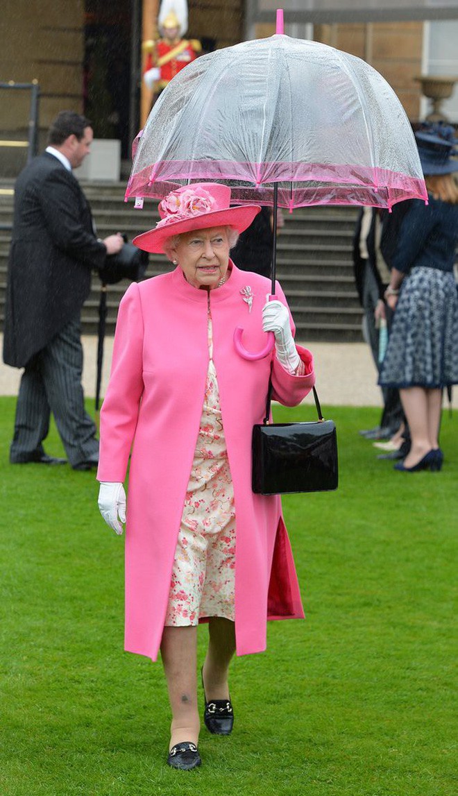 Tỉ mỉ như nữ hoàng Anh: đến chiếc ô nhỏ cũng phải ăn rơ với cả bộ trang phục - Ảnh 4.