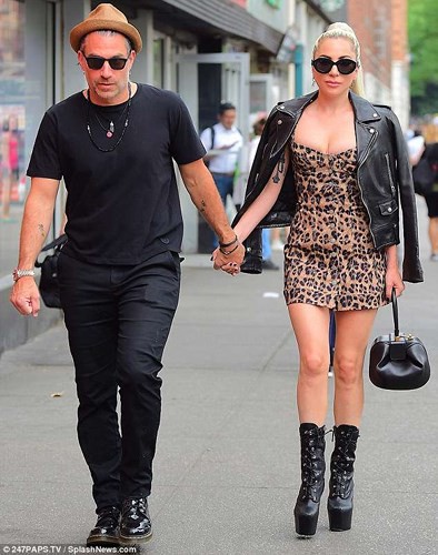 Lady Gaga ăn diện sexy, khoe vòng 1 nóng bỏng khi đi hẹn hò với bạn trai trên đường phố New York - Ảnh 1.