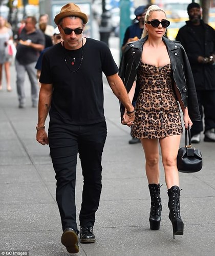 Lady Gaga ăn diện sexy, khoe vòng 1 nóng bỏng khi đi hẹn hò với bạn trai trên đường phố New York - Ảnh 3.