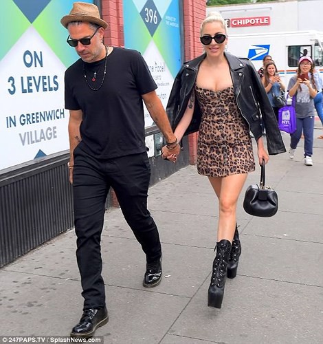 Lady Gaga ăn diện sexy, khoe vòng 1 nóng bỏng khi đi hẹn hò với bạn trai trên đường phố New York - Ảnh 4.