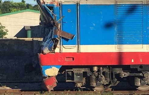 Tàu hỏa đâm xe bồn ở Nghệ An, đường sắt Bắc - Nam tê liệt nhiều giờ - Ảnh 2.