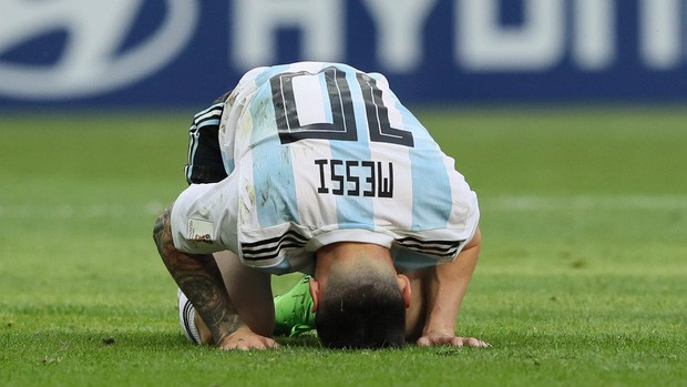 Messi đổ gục xuống sân, gương mặt thất thần rời World Cup khiến fan xót xa - Ảnh 1.