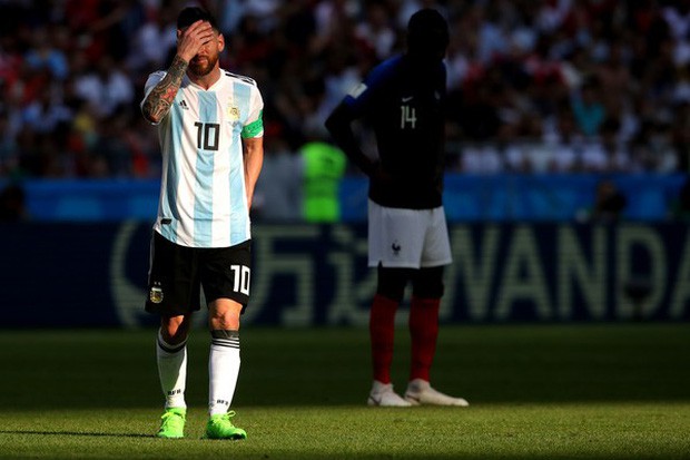 Messi đổ gục xuống sân, gương mặt thất thần rời World Cup khiến fan xót xa - Ảnh 2.