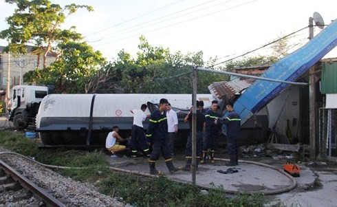 Tàu hỏa đâm xe bồn ở Nghệ An, đường sắt Bắc - Nam tê liệt nhiều giờ - Ảnh 3.