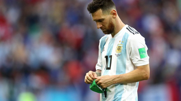 Messi đổ gục xuống sân, gương mặt thất thần rời World Cup khiến fan xót xa - Ảnh 3.