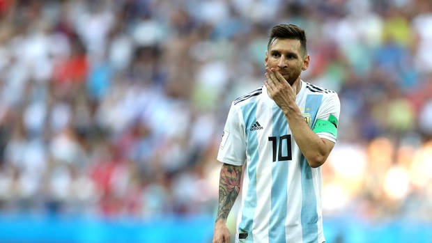 Messi đổ gục xuống sân, gương mặt thất thần rời World Cup khiến fan xót xa - Ảnh 4.