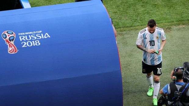 Messi đổ gục xuống sân, gương mặt thất thần rời World Cup khiến fan xót xa - Ảnh 5.
