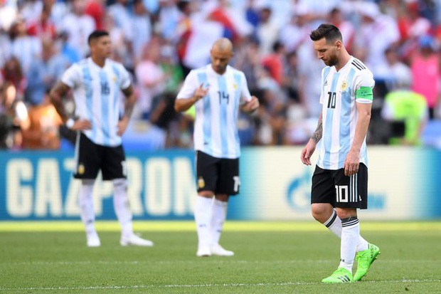 Messi đổ gục xuống sân, gương mặt thất thần rời World Cup khiến fan xót xa - Ảnh 6.
