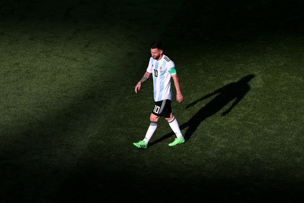 Messi đổ gục xuống sân, gương mặt thất thần rời World Cup khiến fan xót xa - Ảnh 7.