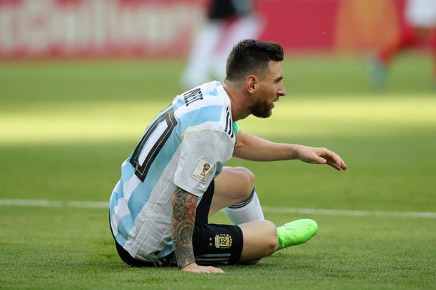 Messi đổ gục xuống sân, gương mặt thất thần rời World Cup khiến fan xót xa - Ảnh 9.