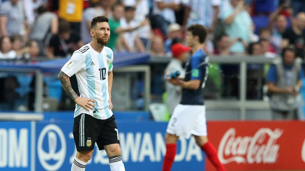 Messi đổ gục xuống sân, gương mặt thất thần rời World Cup khiến fan xót xa - Ảnh 10.