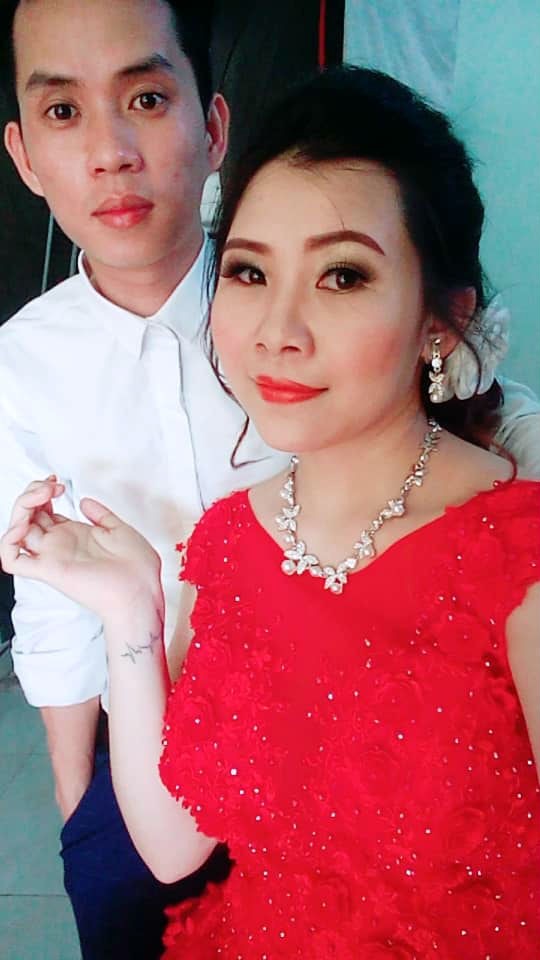 Cám cảnh cô dâu trẻ sinh năm 1997 nhắm mắt đưa mặt cho chuyên viên trang điểm, mở mắt ra bỗng hóa bà cô già khiến chị em phì cười - Ảnh 3.