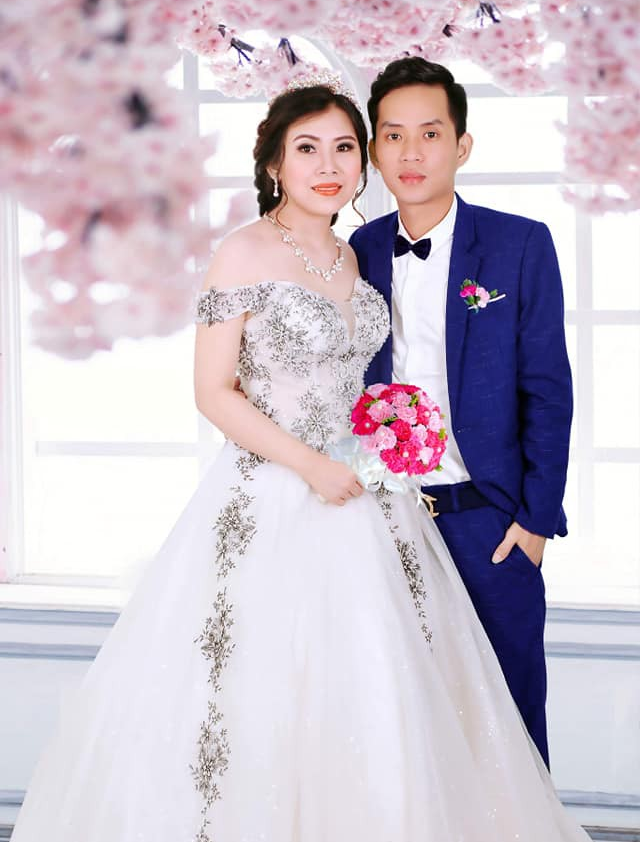 Cám cảnh cô dâu trẻ sinh năm 1997 nhắm mắt đưa mặt cho chuyên viên trang điểm, mở mắt ra bỗng hóa bà cô già khiến chị em phì cười - Ảnh 4.