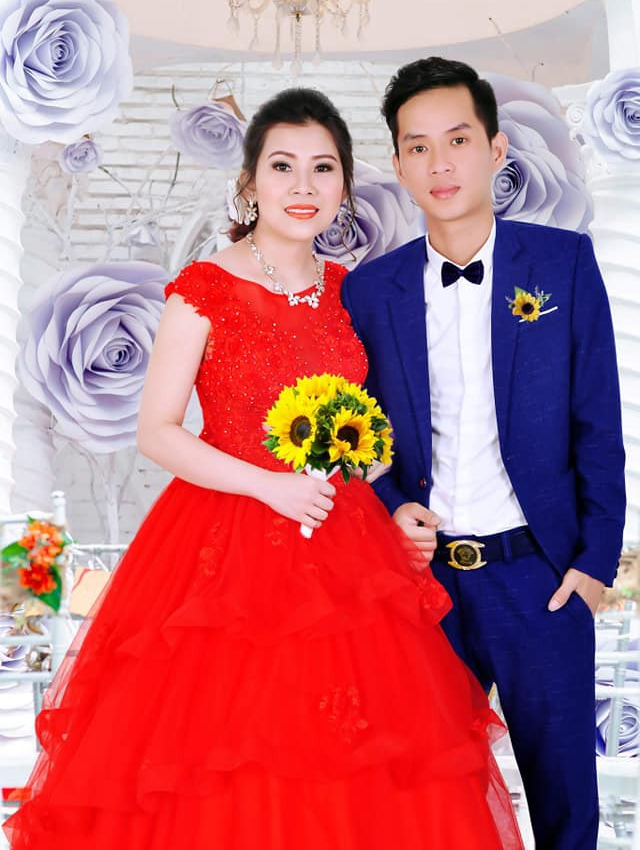 Cám cảnh cô dâu trẻ sinh năm 1997 nhắm mắt đưa mặt cho chuyên viên trang điểm, mở mắt ra bỗng hóa bà cô già khiến chị em phì cười - Ảnh 2.