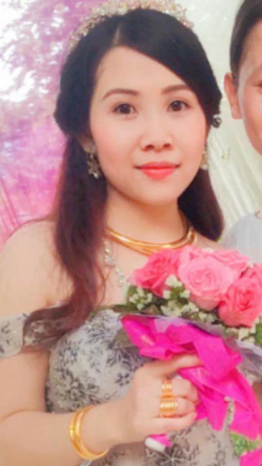 Cám cảnh cô dâu trẻ sinh năm 1997 nhắm mắt đưa mặt cho chuyên viên trang điểm, mở mắt ra bỗng hóa bà cô già khiến chị em phì cười - Ảnh 5.