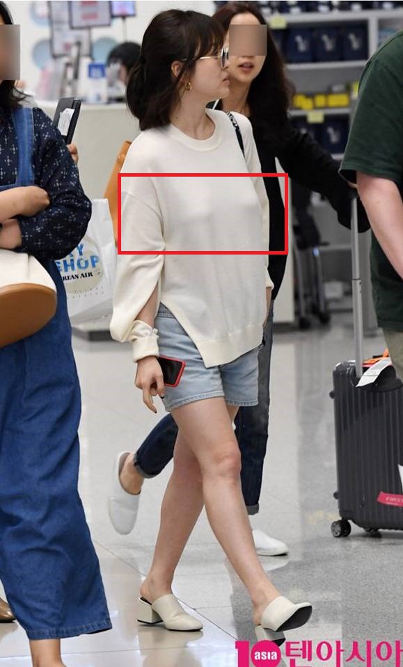 Chỉ vì chi tiết lồ lộ này mà thời trang sân bay của Song Hye Kyo bỗng tụt nửa phần sang trọng - Ảnh 2.