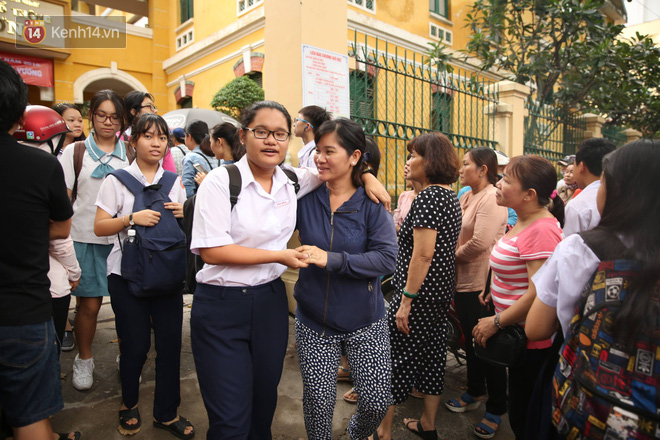 Hình ảnh phụ huynh đội mưa, đội nắng đưa con đi thi: Tự tin nhé con ơi, có bố mẹ làm hậu phương đây rồi! - Ảnh 14.