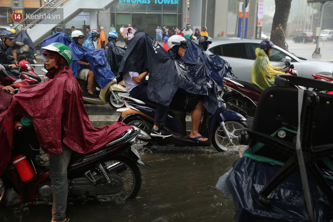 Hình ảnh phụ huynh đội mưa, đội nắng đưa con đi thi: Tự tin nhé con ơi, có bố mẹ làm hậu phương đây rồi! - Ảnh 6.