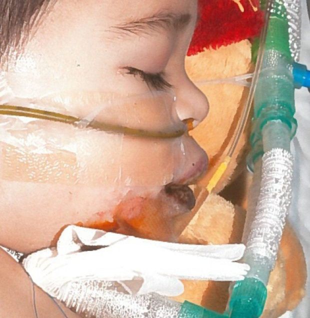 Mẹ quay lưng lấy món cần mua, con uống chai nước này trong siêu thị và mãi mãi không thể nói được nữa - Ảnh 3.