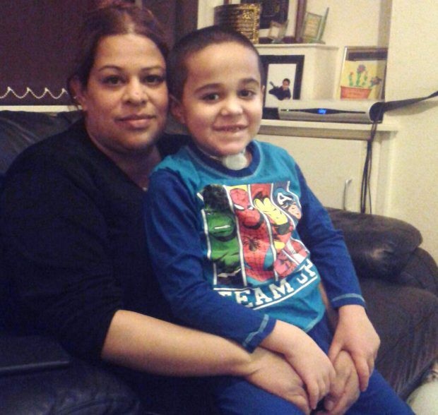 Mẹ quay lưng lấy món cần mua, con uống chai nước này trong siêu thị và mãi mãi không thể nói được nữa - Ảnh 4.