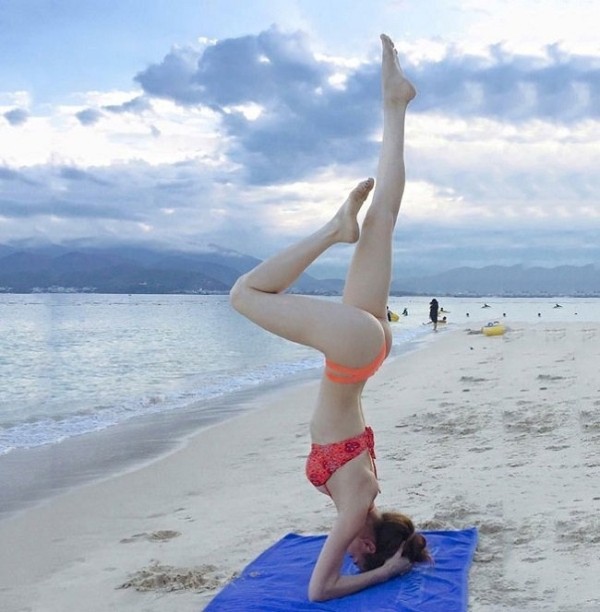 Tập yoga ở mức độ cực khó thế này, Hà Tăng sở hữu thân hình mảnh mai bất chấp tuổi tác chẳng có gì lạ - Ảnh 3.
