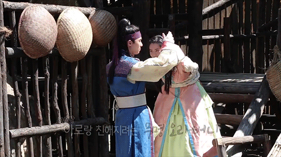 Đóng với mỹ nhân nào cũng có hành động này, Park Seo Joon đúng là ga lăng ăn vào máu rồi! - Ảnh 4. Đóng với mỹ nhân nào cũng có hành động này, Park Seo Joon đúng là ga lăng ăn vào máu rồi! - Ảnh 4.