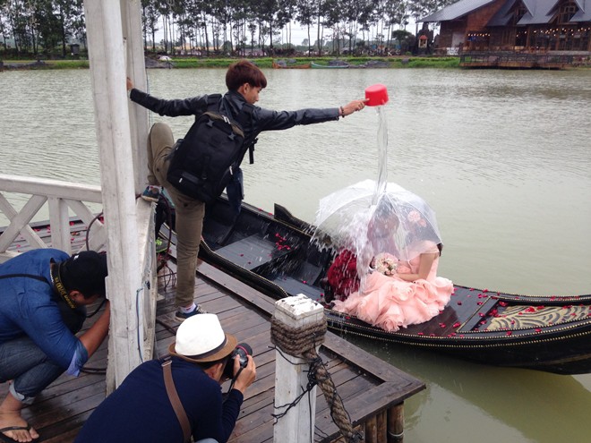 Ngã ngửa với sự thật về cơn mưa tình yêu trong những bức ảnh cưới lãng mạn - Ảnh 4.