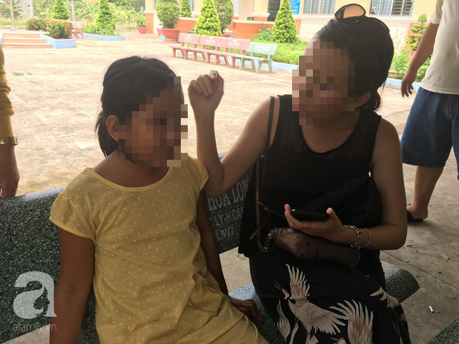 Bà nội bé gái 10 tuổi nghi bị bố ruột hiếp dâm nhiều lần ở Long An: Con bé sợ cả nhà bị bố nó giết nên nào dám kể cho ai nghe - Ảnh 10.