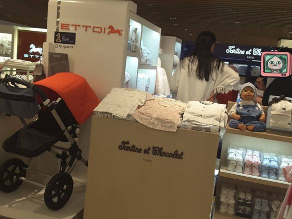 Sau 4 tháng sinh con, mợ chảnh Jun Ji Hyun đã khoe thân hình thon gọn khi đi sắm đồ cho 2 con trai - Ảnh 2.