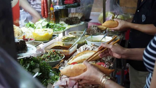 Bánh mỳ Hội An lên truyền hình Mỹ và những hình ảnh không thể nào quên khi đầu bếp Anthony Bourdain đưa ẩm thực Việt Nam đến gần hơn với thế giới - Ảnh 4.