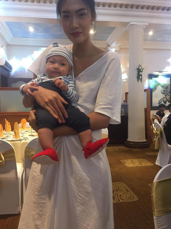 Cư dân mạng rúng động trước hình ảnh người mẫu Nguyễn Hợp tranh thủ vén váy cô dâu cho con bú trong ngày cưới của chính mình - Ảnh 3.