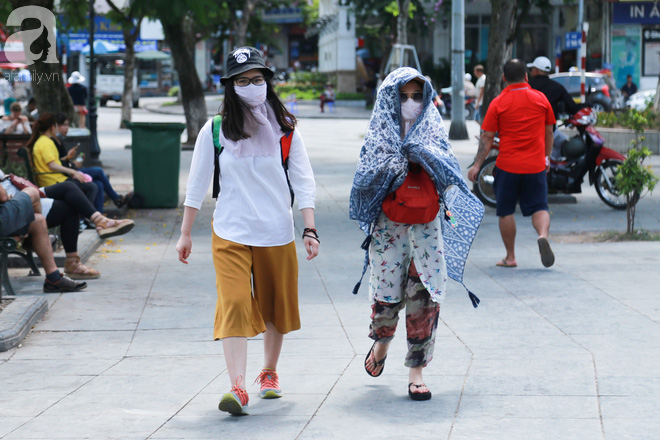 Nắng nóng hơn 40 độ C, người dân Hà Nội chật vật tránh nắng từ sáng sớm - Ảnh 9.