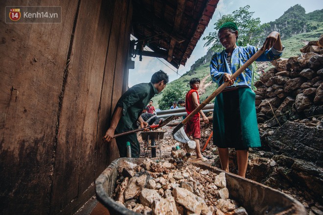 Xót xa cảnh người chồng mất cả vợ và con trong mưa lũ Hà Giang: Thằng Cồ về chỉ khóc thôi, không nói chuyện được - Ảnh 16.