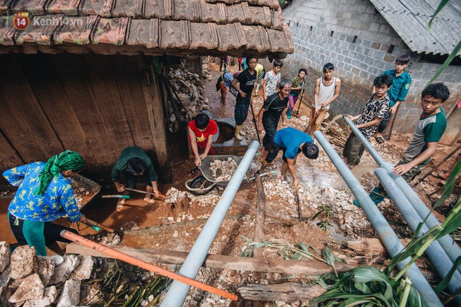 Xót xa cảnh người chồng mất cả vợ và con trong mưa lũ Hà Giang: Thằng Cồ về chỉ khóc thôi, không nói chuyện được - Ảnh 17.