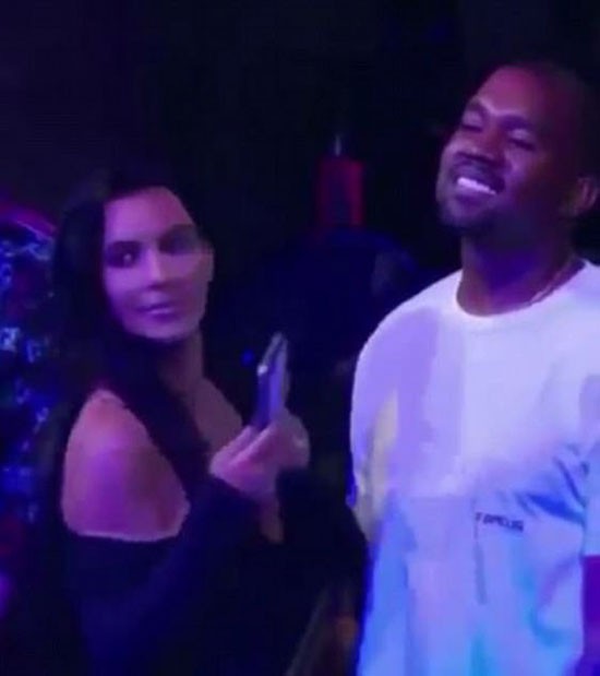 Nổi tiếng là siêu vòng 3 nhưng Kim Kardashian vẫn không thể ngăn chồng ngắm cô đào bốc lửa Rihanna khoe đường cong - Ảnh 1. Nổi tiếng là siêu vòng 3 nhưng Kim Kardashian vẫn không thể ngăn chồng ngắm cô đào bốc lửa Rihanna khoe đường cong - Ảnh 1.