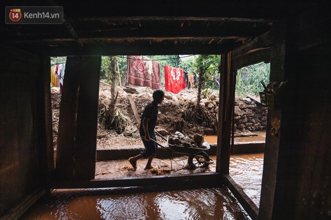 Xót xa cảnh người chồng mất cả vợ và con trong mưa lũ Hà Giang: Thằng Cồ về chỉ khóc thôi, không nói chuyện được - Ảnh 18.