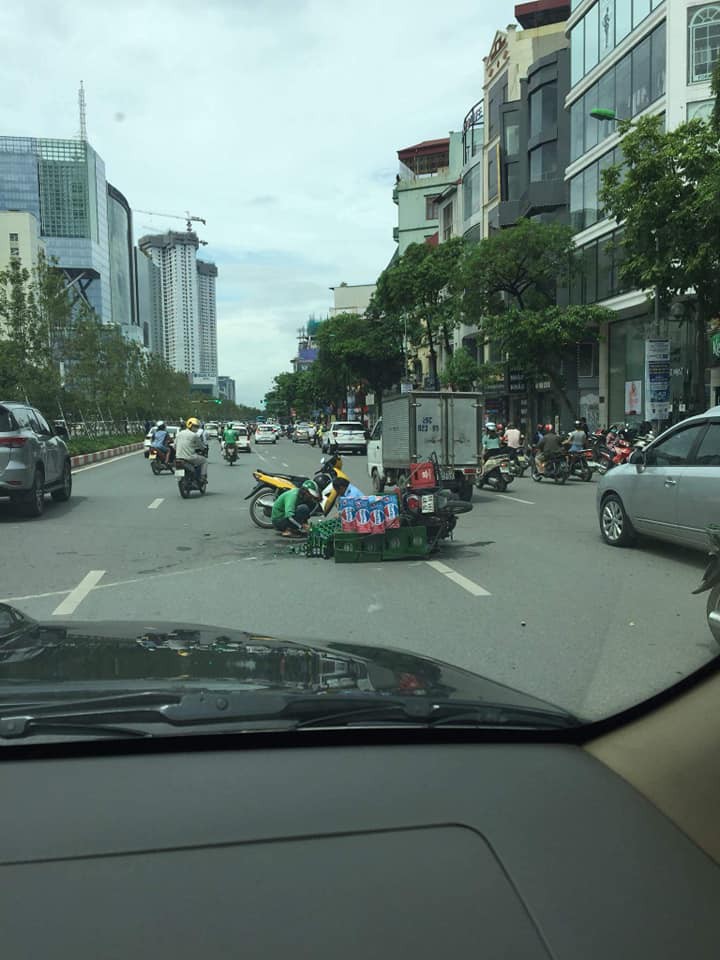 Dân mạng xôn xao trước bức ảnh hai người uống bia cùng nhau hậu va quẹt giao thông - thái độ ứng xử đẹp ai cũng cần có?  - Ảnh 2.