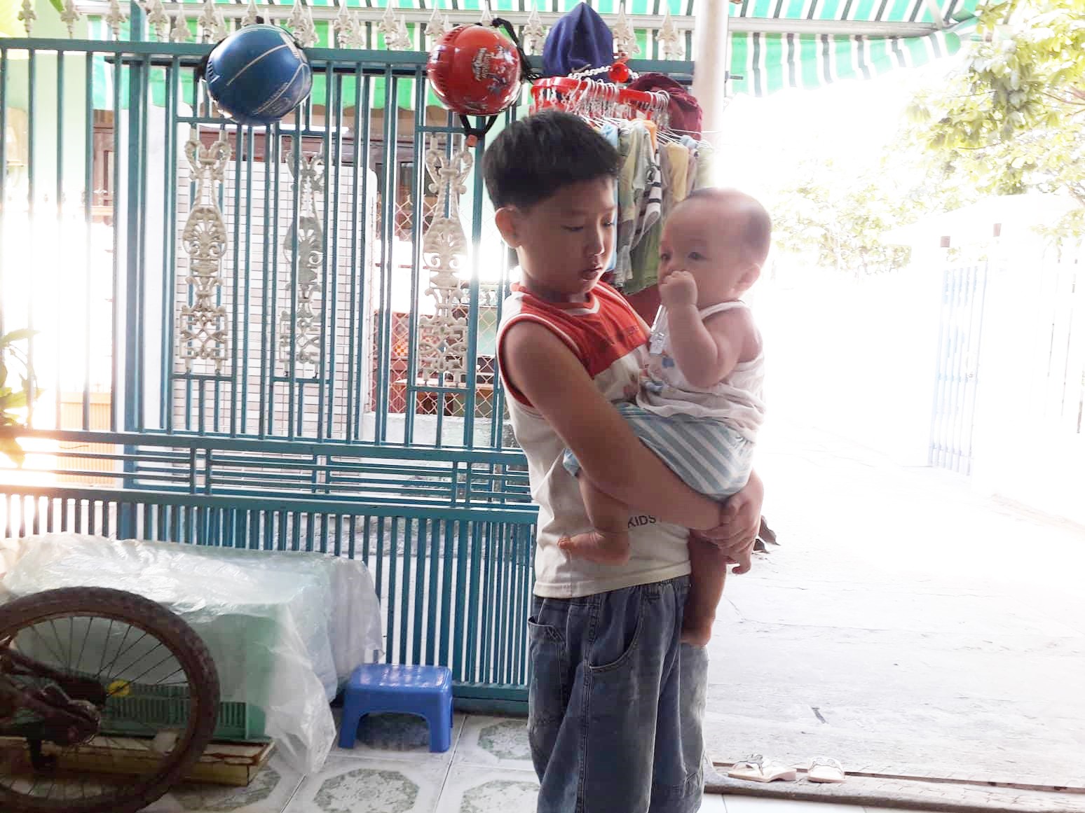 Đà Nẵng: Người mẹ nghèo nuôi 3 con thơ nheo nhóc, bất lực nhìn con gái 15 tuổi co giật vì bệnh u máu quái ác - Ảnh 9. Đà Nẵng: Người mẹ nghèo nuôi 3 con thơ nheo nhóc, bất lực nhìn con gái 15 tuổi co giật vì bệnh u máu quái ác - Ảnh 9.