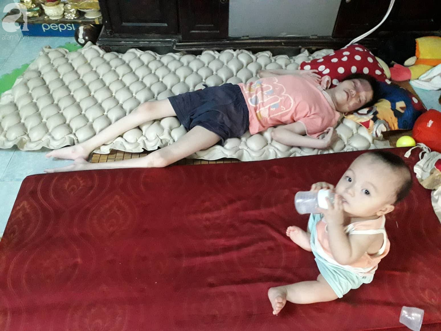 Đà Nẵng: Người mẹ nghèo nuôi 3 con thơ nheo nhóc, bất lực nhìn con gái 15 tuổi co giật vì bệnh u máu quái ác - Ảnh 5. Đà Nẵng: Người mẹ nghèo nuôi 3 con thơ nheo nhóc, bất lực nhìn con gái 15 tuổi co giật vì bệnh u máu quái ác - Ảnh 5.