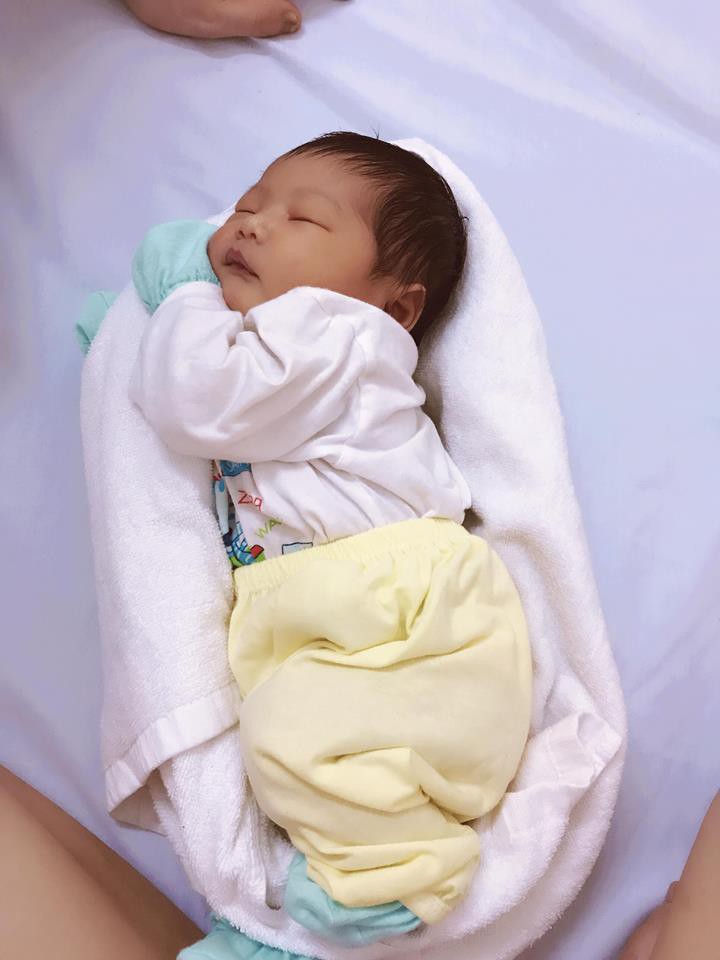 Y tá chỉ cách dùng khăn quấn làm ổ giúp bé sơ sinh ngủ... tít thò lò trong clip gần 3 triệu view - Ảnh 3.