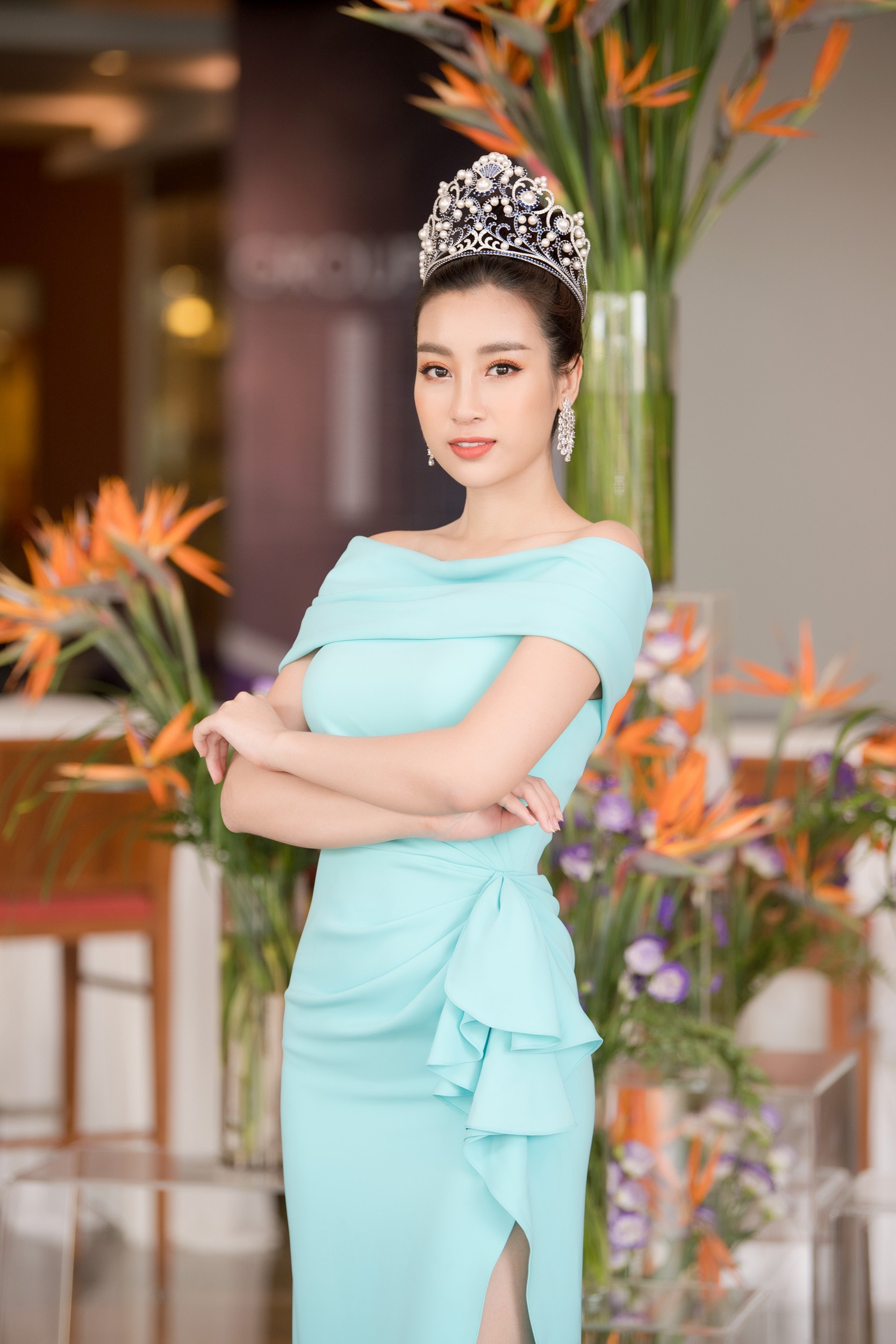 Đỗ Mỹ Linh đội vương miện đi họp báo HHVN, tự tin khẳng định quyền ngồi ghế giám khảo: Vì em là người gần thí sinh nhất! - Ảnh 2.