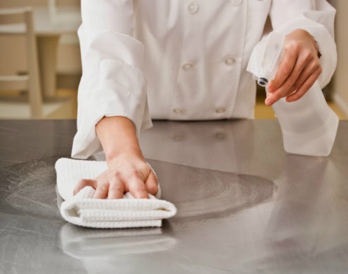 Một phụ nữ tử vong do ngộ độc chất tẩy rửa vệ sinh khi lau bếp: Chuyên gia đưa ra những cảnh báo đáng chú ý - Ảnh 2.