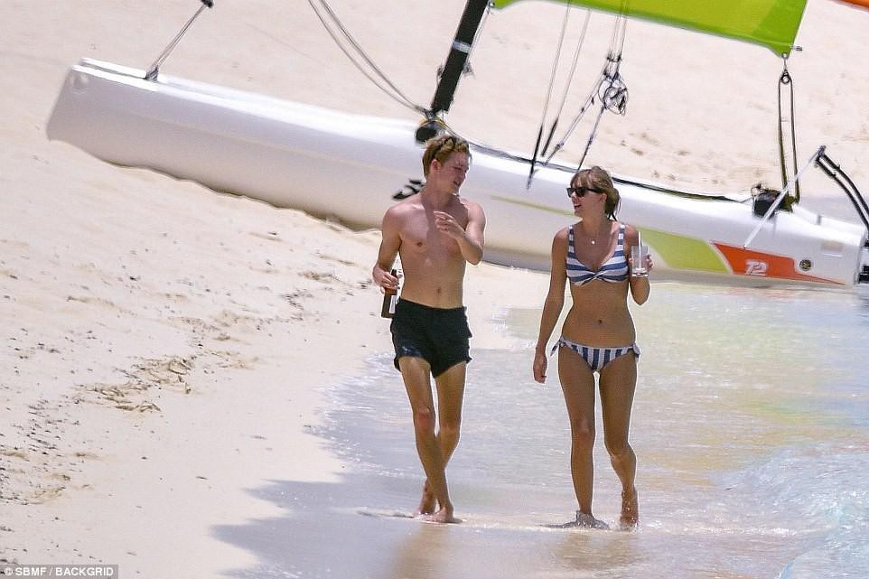 Taylor Swift diện áo tắm 2 mảnh, khoe chân dài khi đi tắm biển cùng bạn trai  - Ảnh 1.