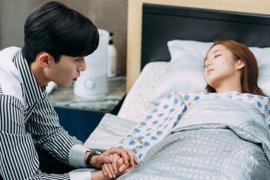 Cái ôm từ đằng sau Park Seo Joon dành cho Park Min Young khiến fan gục ngã - Ảnh 1.