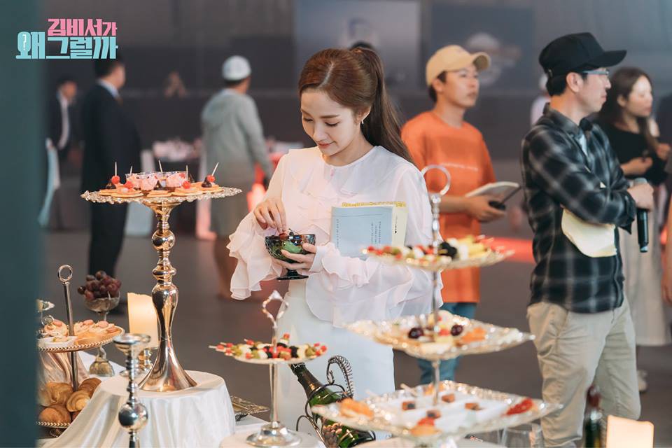 Hậu trường Thư Ký Kim: Quá bất ngờ với thứ đựng trong hộp quà Park Seo Joon mang ra đảo - Ảnh 17. Hậu trường Thư Ký Kim: Quá bất ngờ với thứ đựng trong hộp quà Park Seo Joon mang ra đảo - Ảnh 17.