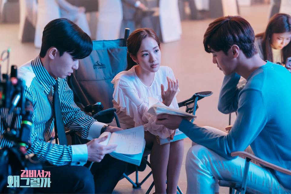 Hậu trường Thư Ký Kim: Quá bất ngờ với thứ đựng trong hộp quà Park Seo Joon mang ra đảo - Ảnh 22. Hậu trường Thư Ký Kim: Quá bất ngờ với thứ đựng trong hộp quà Park Seo Joon mang ra đảo - Ảnh 22.