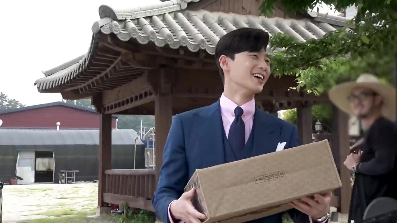 Hậu trường Thư Ký Kim: Quá bất ngờ với thứ đựng trong hộp quà Park Seo Joon mang ra đảo - Ảnh 5. Hậu trường Thư Ký Kim: Quá bất ngờ với thứ đựng trong hộp quà Park Seo Joon mang ra đảo - Ảnh 5.