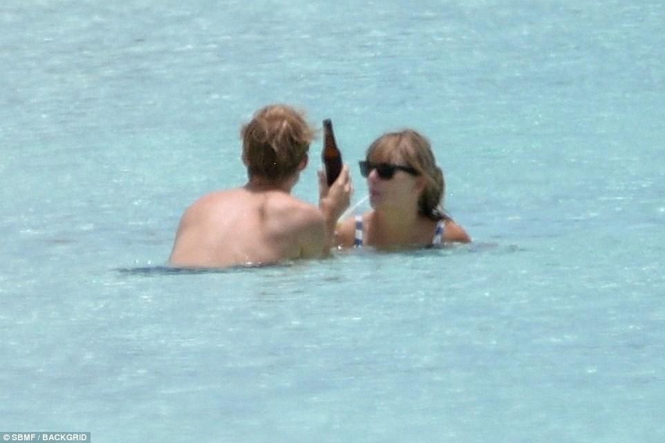 Taylor Swift diện áo tắm 2 mảnh, khoe chân dài khi đi tắm biển cùng bạn trai  - Ảnh 4.