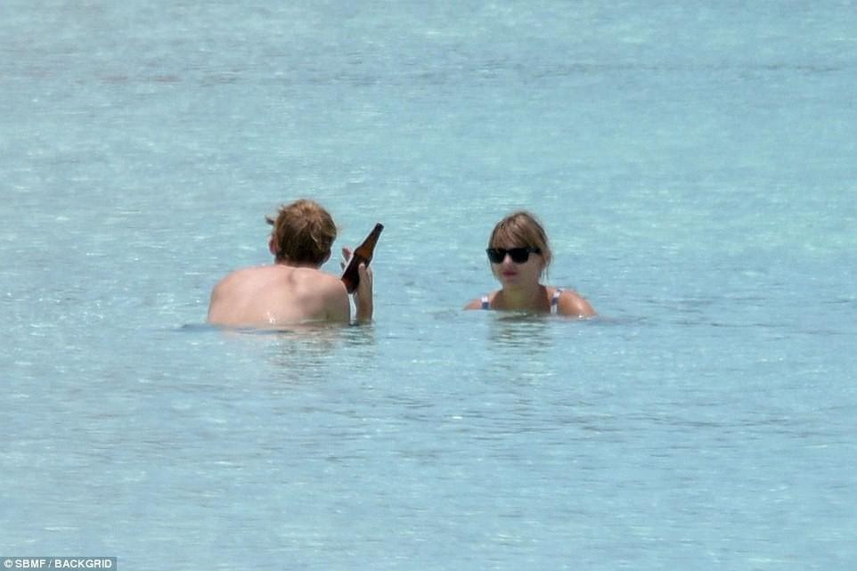 Taylor Swift diện áo tắm 2 mảnh, khoe chân dài khi đi tắm biển cùng bạn trai  - Ảnh 5.